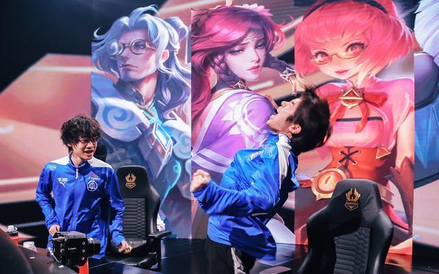 LPL 明天的首发阵容： Scout 和 Linfeng 将在中路进行单挑